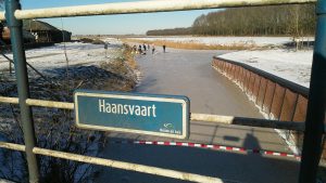 IJsbaan Haansvaart 2021: zicht vanaf de brug in de Hoofdweg richting Schildmeer