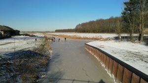 IJsbaan Haansvaart 2021: uitzicht richting het Schildmeer vanaf de brug in de Hoofdweg