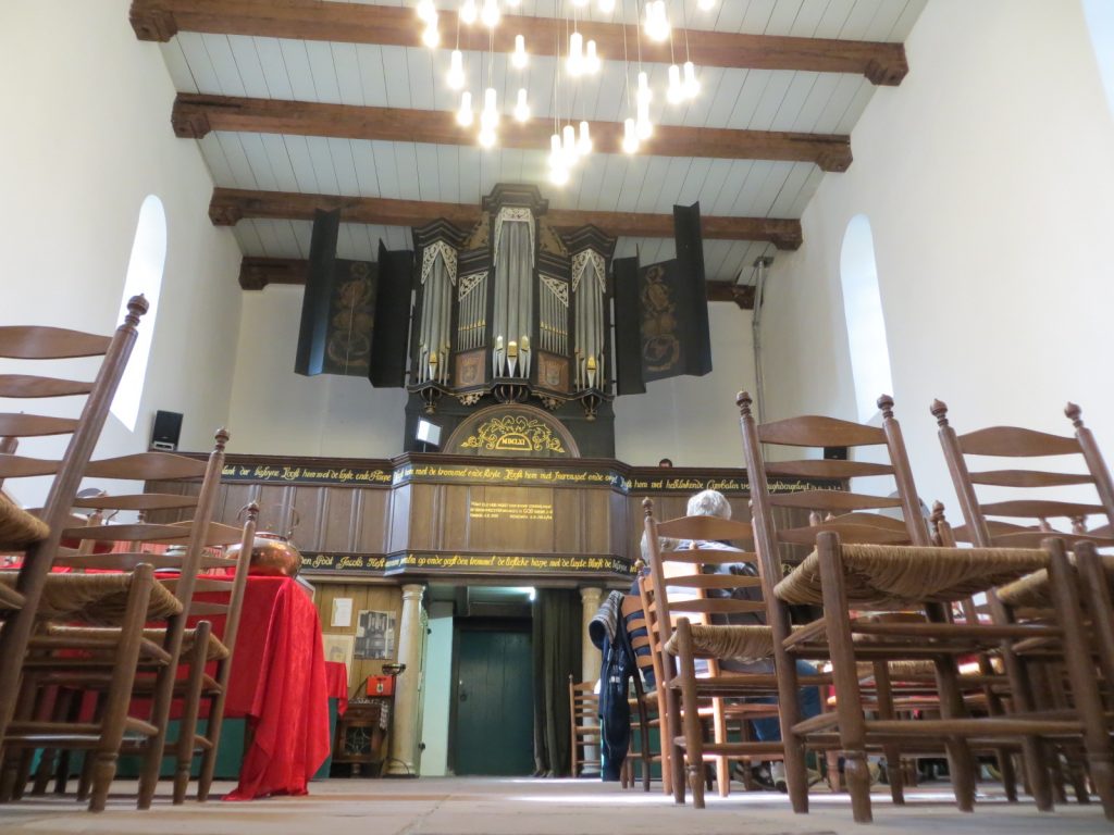 Walfriduskerk: orgel en daar onder de ingang door de toren heen