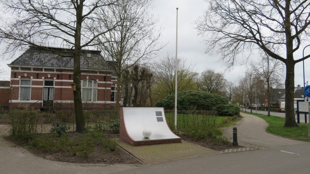 Oorlogsmonument voor aan de Kerkstraat ter nagedachtenis aan de familie Bollegraaf