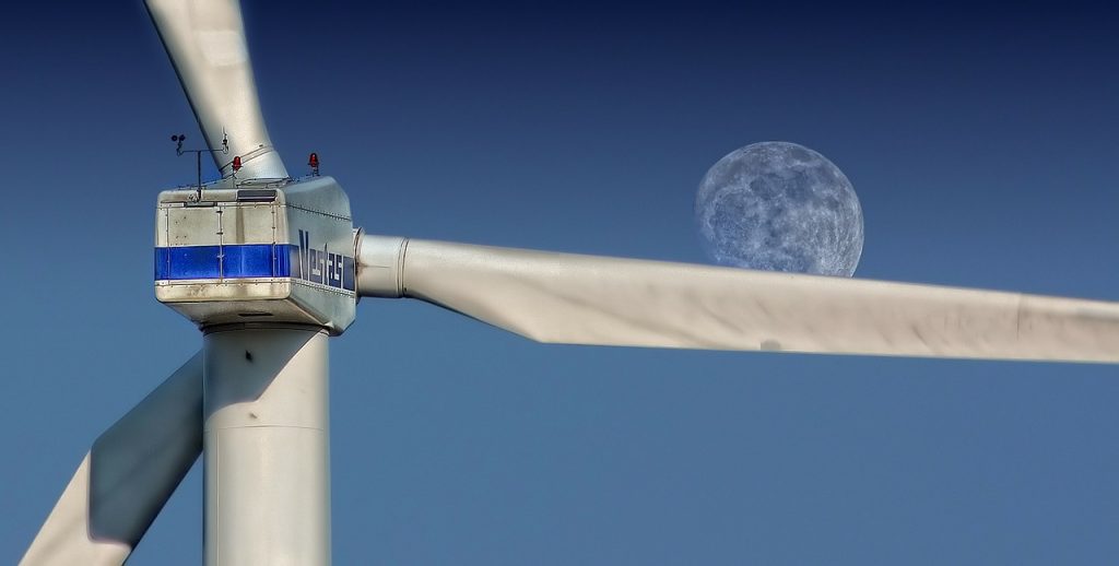 Willekeurige windmolen met de maan op de achtergrond