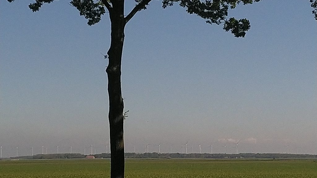 Windmolens bij Meeden gezien vanaf het ruiterpad langs het sportveld van Hellum