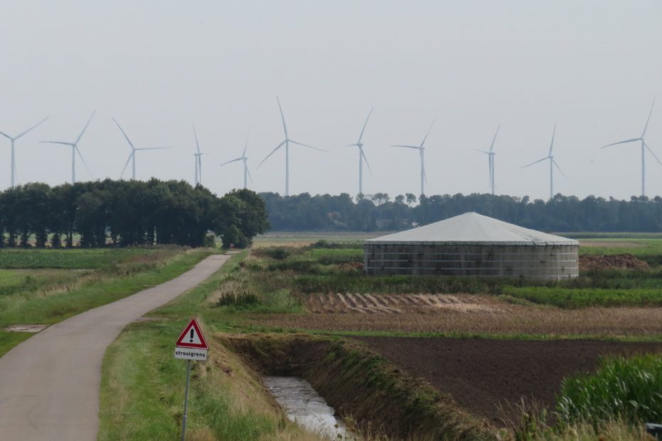 Windmolens bij Meeden gezien vanaf de viaduct op de Veenweg in Hellum.