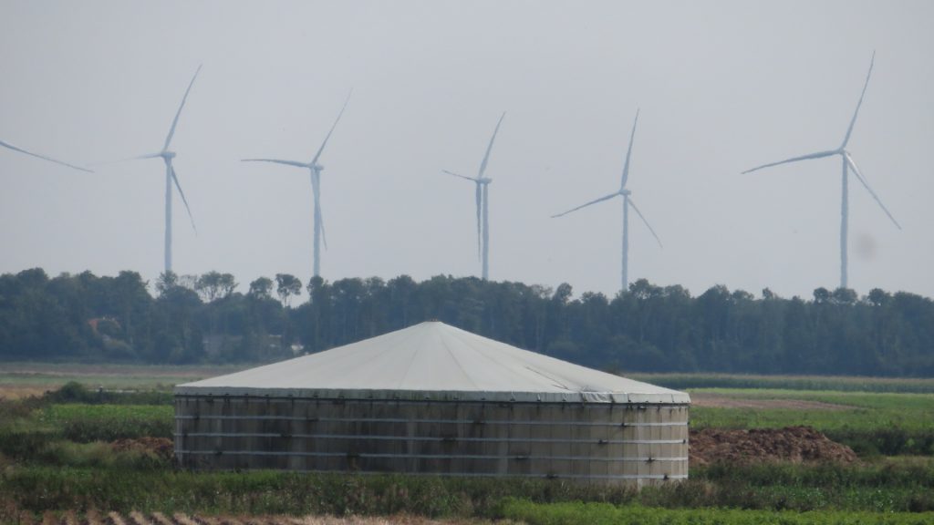 Windmolens bij Meeden gezien vanaf de viaduct op de Veenweg in Hellum met op de voorgrond een mestsilo