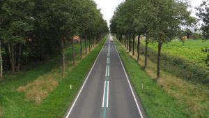 N387 gezien vanaf de viaduct op de Veenweg in de richting van Siddeburen