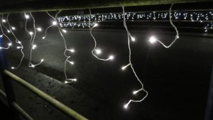 Verlichte brug over de Haansvaart: doorkijkje door de balustrade aan de zijde van de fietsbrug