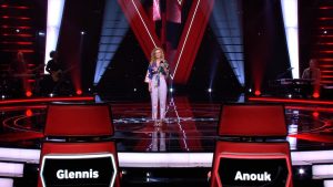 Oud-Helmster Sharon de Bos hoort juryoordeel aan over haar blind audition in The Voice of Holland