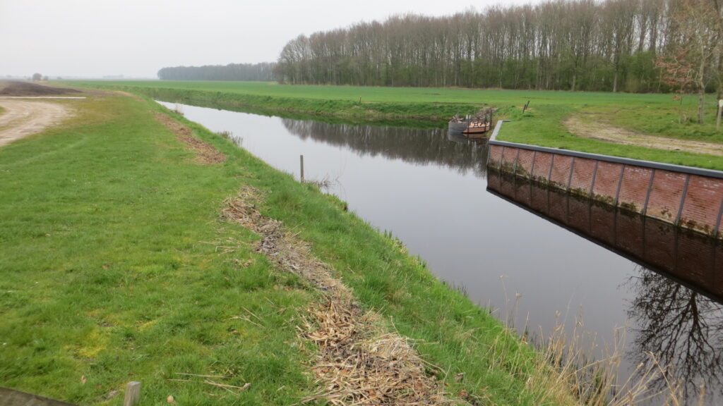 De Haansvaart met ontmoetingsplek in de zwaaikom. Gezien vanaf de westelijke kade bij de brug in noordoostelijke richting