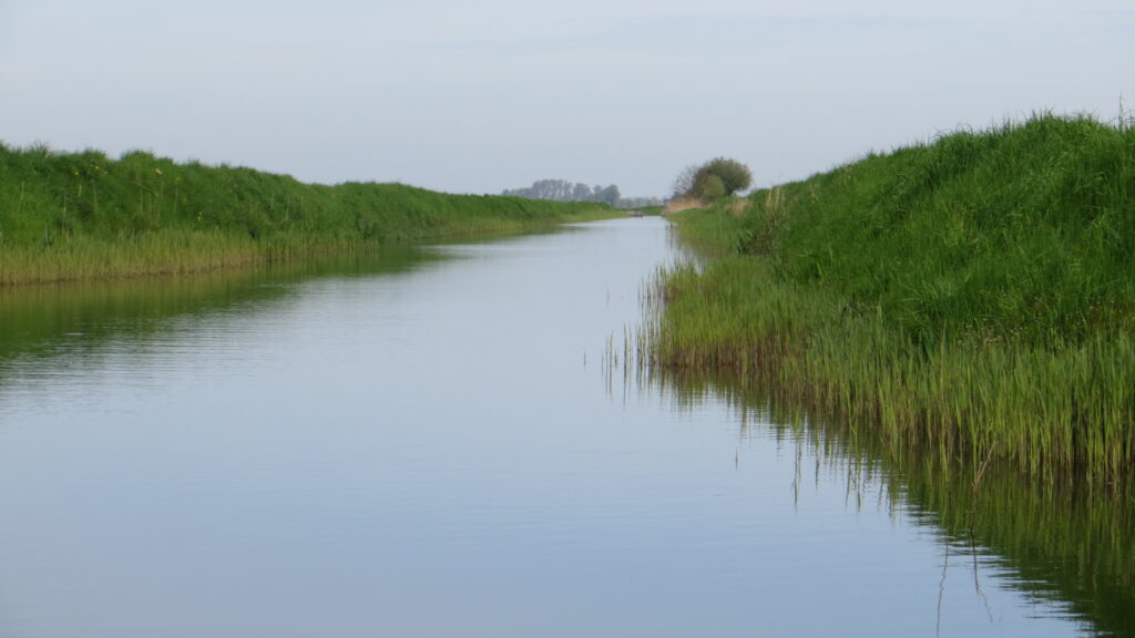 De Haansvaart gezien vanaf ontmoetingsplek De Grietje in de zwaaikom richting het Schildmeer.