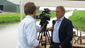 Gemeente Midden-Groningen wethouder Markus Ploeger wordt geïnterviewd voor RegioTV Midden-Groningen