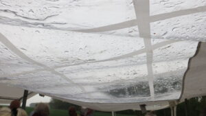Geïmproviseerde grote partytent met zijwand als overbruggen dakdeel