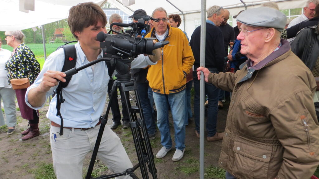 Dhr. Copinga wordt geïnterviewd voor RegioTV Midden-Groningen