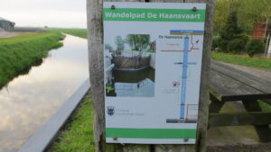Bordje bij het begin van wandelpad De Haansvaart bij de Hoofdweg in Hellum.