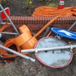 Glasvezelupdate maart 2026 - Tijdelijke opslag glasvezelbundels en borden hoek Bovenpad / Kerkstraat