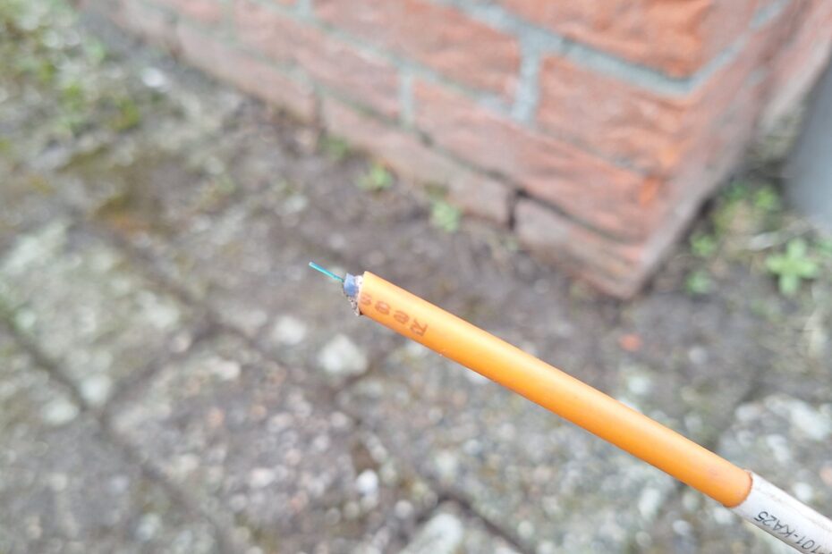 Glasvezelupdate maart 2026 - Close-up: glasvezel wordt met groene folie omhuld
